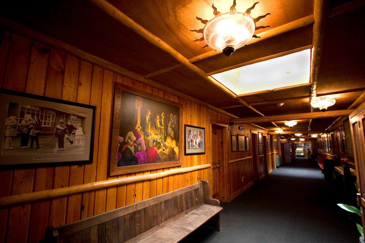Mcmenamins Old St. Francis School Hotel Bend Buitenkant foto