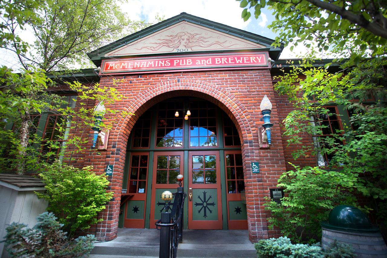Mcmenamins Old St. Francis School Hotel Bend Buitenkant foto