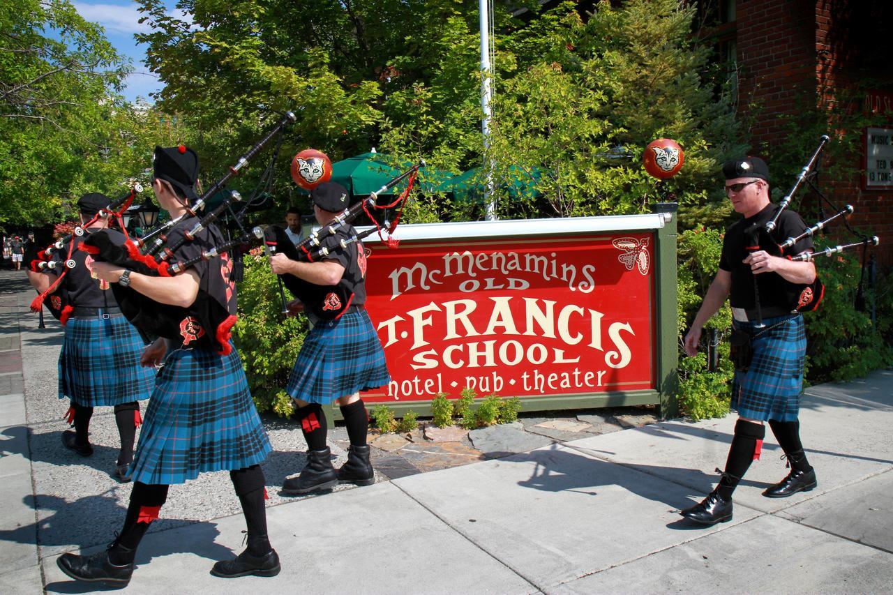 Mcmenamins Old St. Francis School Hotel Bend Buitenkant foto