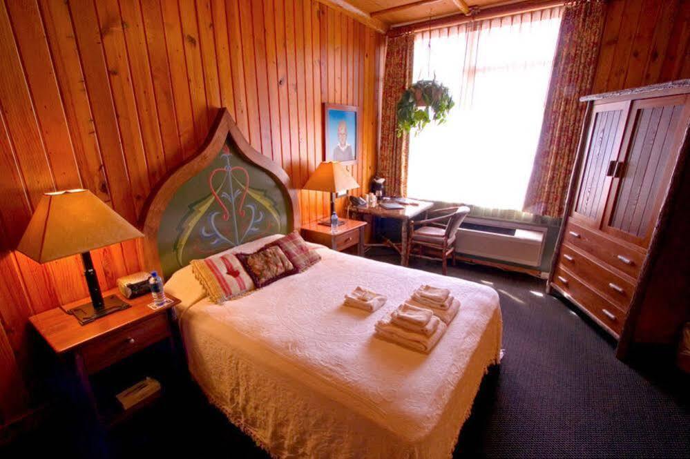 Mcmenamins Old St. Francis School Hotel Bend Buitenkant foto