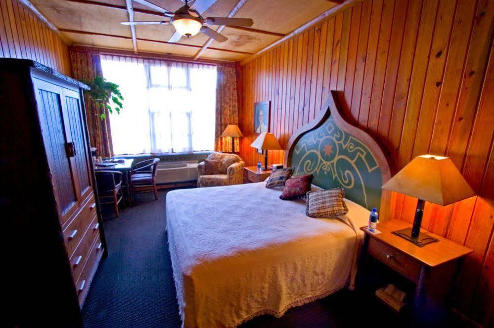 Mcmenamins Old St. Francis School Hotel Bend Buitenkant foto