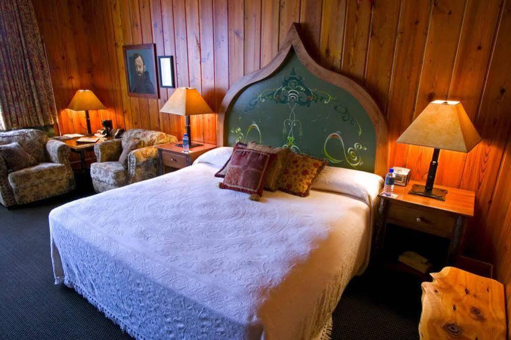 Mcmenamins Old St. Francis School Hotel Bend Buitenkant foto